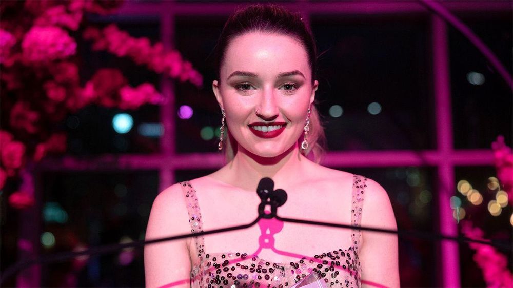 Kaitlyn Dever interpreta a Belle Gibson en la nueva serie de Netflix Apple Cider Vinegar.