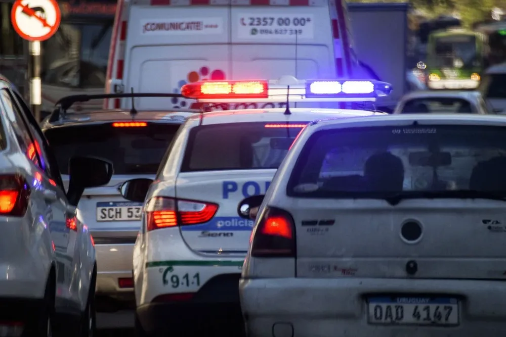 Auto de policía en acción