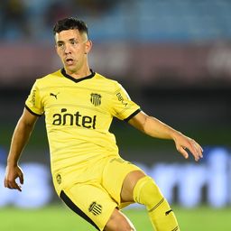 Leo Fernández y la pelota Penalty Mag11a