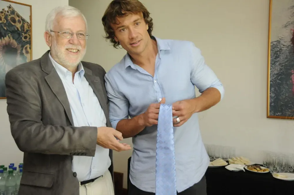 El gerente comercial de UTE se sacó la corbata y se la regaló a Lugano