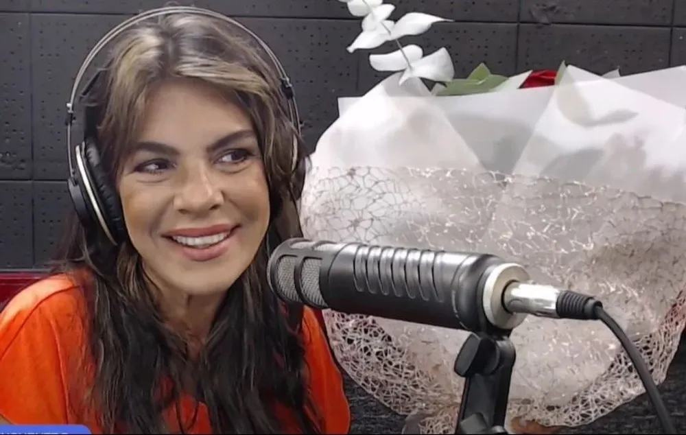 Victoria Rodríguez con sus flores