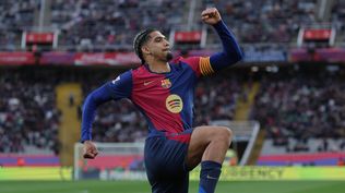 Ronald Araujo celebra su gol para Barcelona 