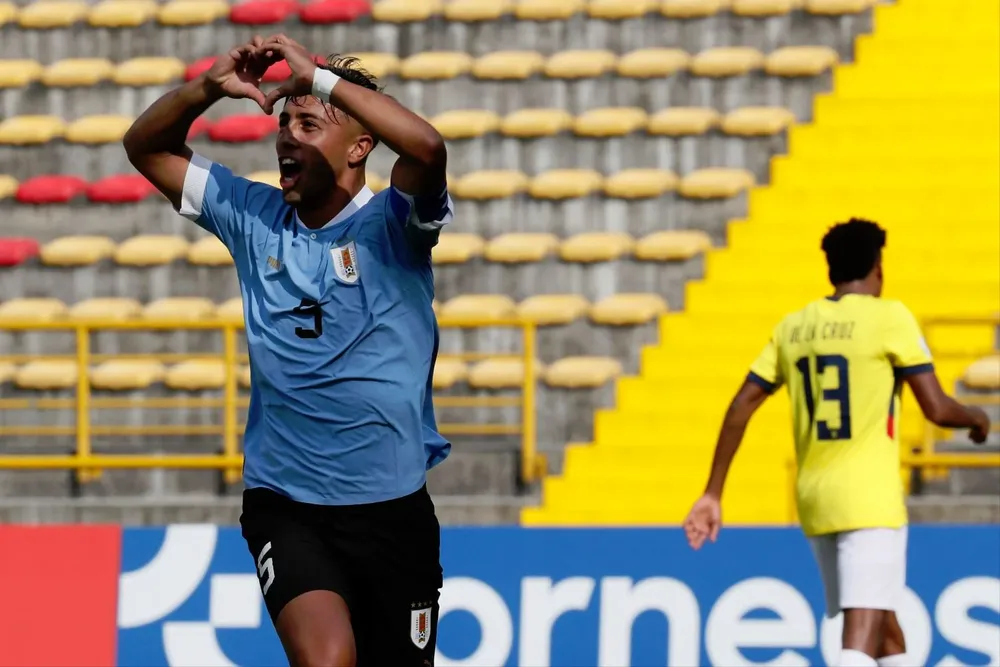 Fabricio Díaz celebra el transitorio 1-1 para Uruguay
