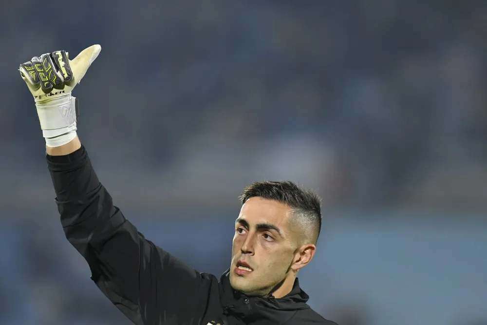 Santiago Mele saluda a los seguidores de la selección uruguaya previo al partido ante Venezuela por Eliminatorias