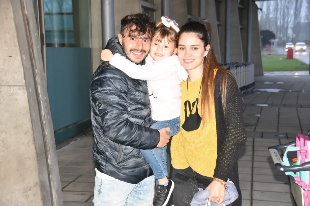 El futbolista Leandro Reymúndez al reencontrarse con su familia en Chile luego de dos meses y medio