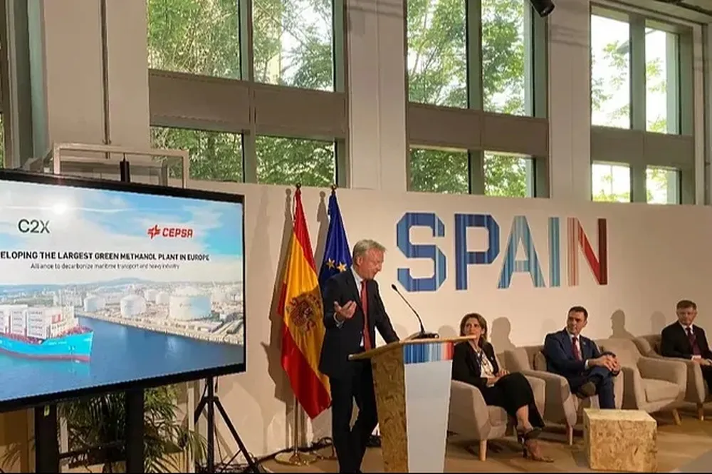 Maarten Wetselaar, consejero delegado de Cepsa, presentando el proyecto con Maersk en Dubai en presencia de Teresa Ribera, ministra de Transición Ecológica en España; Pedro Sanchez, presidente del Gobierno; y Brian Davis, primer ejecutivo de C2X.