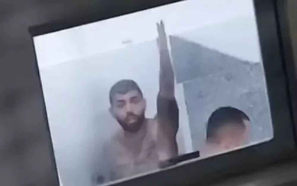 Gabigol, de la selección brasileña, se llevó un gran susto mientras se bañaba en el estadio en el que entrenó Brasil