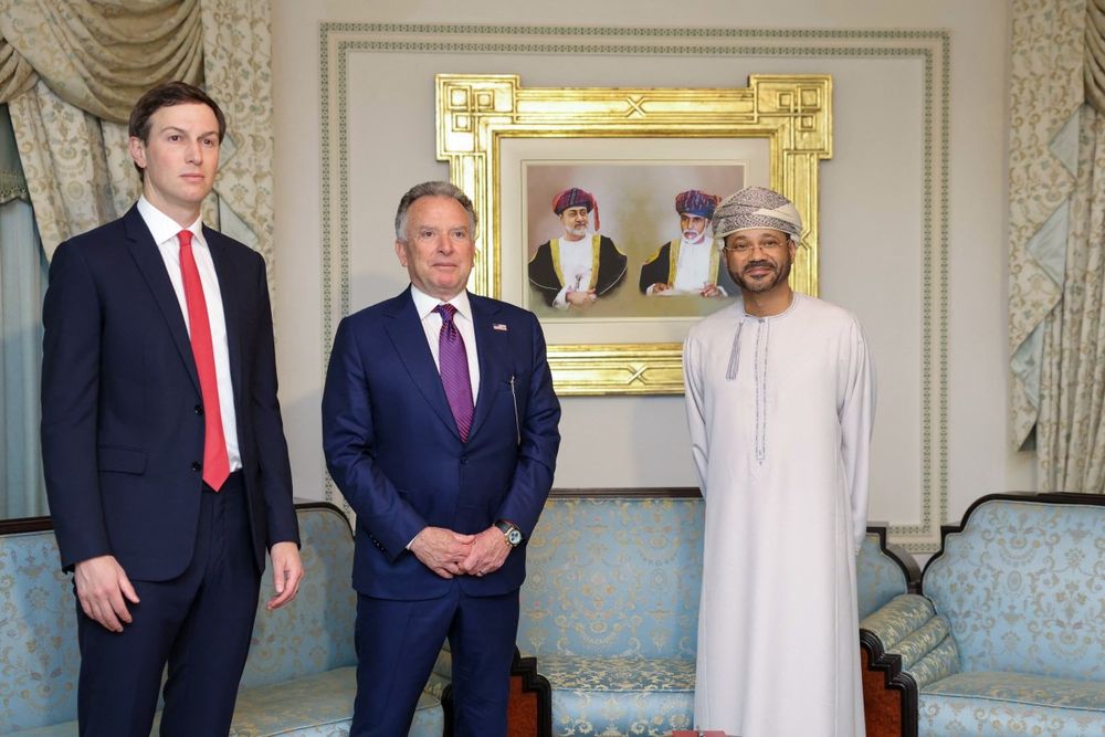 El enviado especial Steve Witkoff y Jared Kushner junto al ministro de Exteriores de Omán, Badr bin Hamad al-Busaid