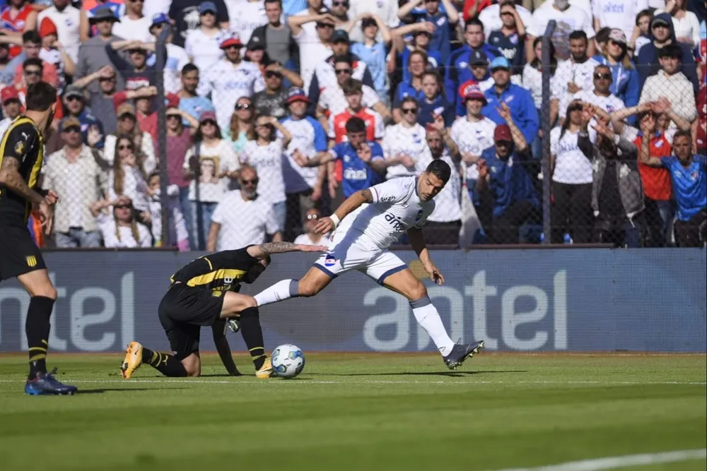 El balón rueda por el césped del Gran Parque Central