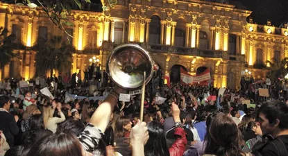 Las protestas y los cacerolazos se concentraron frente la Casa de Gobierno de Tucumán