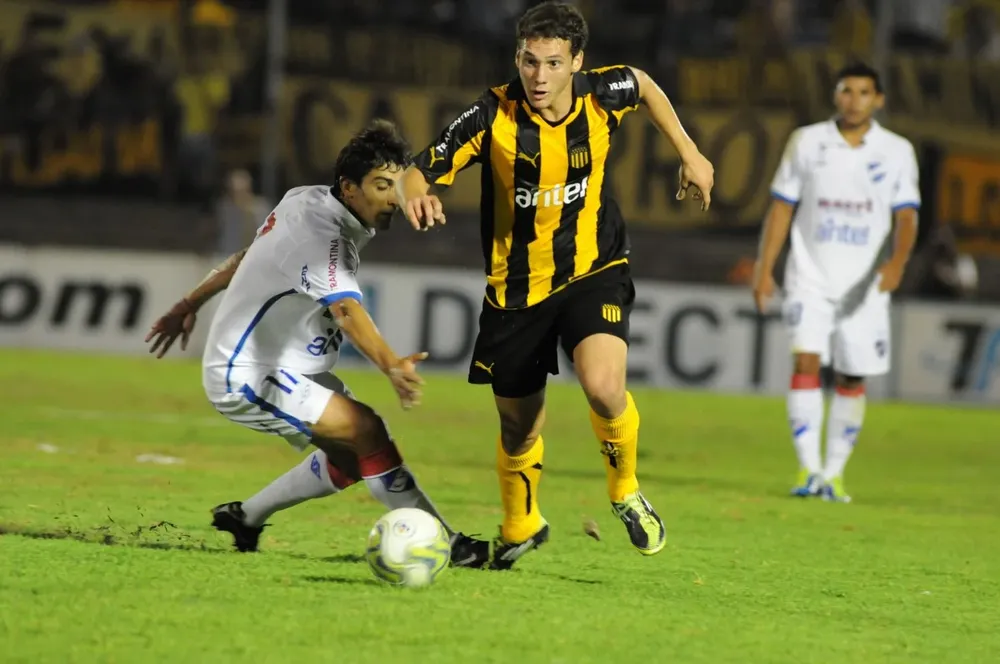 Sebastián Cristóforo escapando de Pochola Calzada