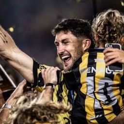 Rodrigo Pérez celebra el título del Campeonato Uruguayo conseguido con Peñarol Rodrigo Pérez celebra el título del Campeonato Uruguayo conseguido con Peñarol