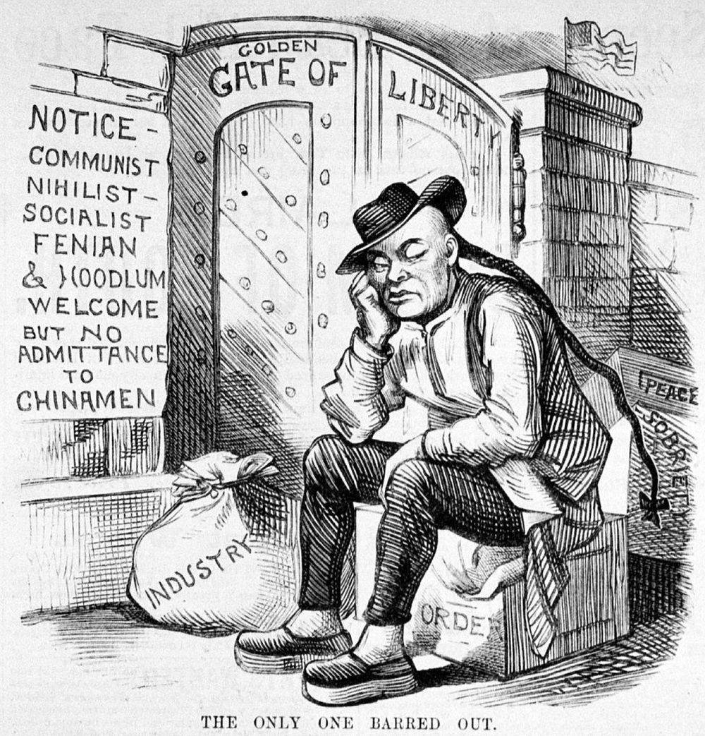 Esta caricatura de 1882 refleja a un inmigrante chino al que se le impide la entrada por la "Puerta dorada de la libertad". A su lado dice: "Bienvenidos comunistas, nihilistas, socialistas, fenianos y matones, pero no hay entrada para los chinos". Y abajo dice: "El único excluido".
