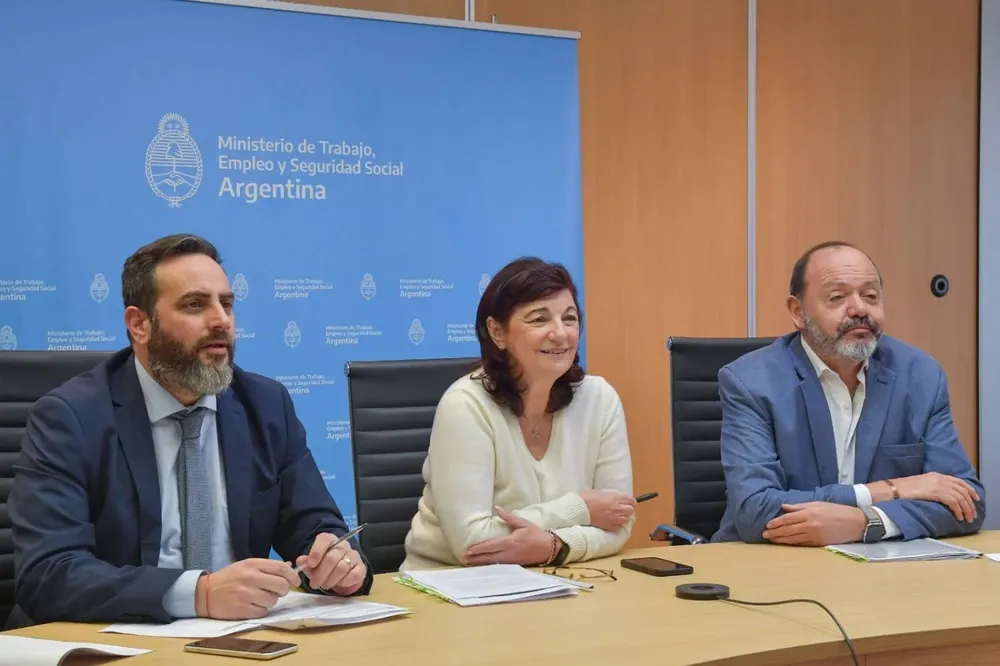 La ministra de Trabajo Raquel Olmos durante la reunión de la Comisión del SMVM