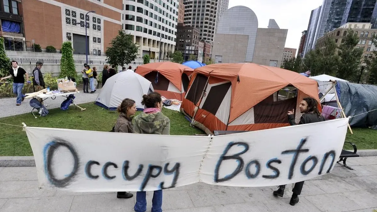 Arrestan a 100 indignados en Boston