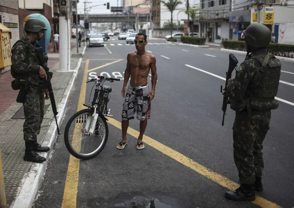 Los militares controlan a los brasileños que caminan por las calles de Victoria.