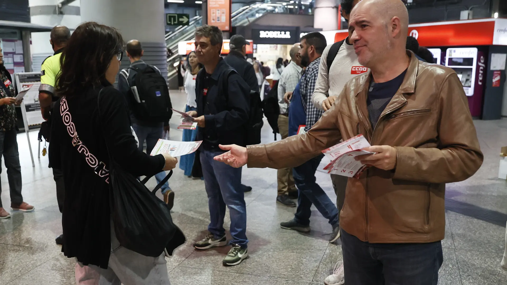 &nbsp;Unai Sordo, secretario general de CC.OO reparte panfletos en la estación de trenes de Atocha