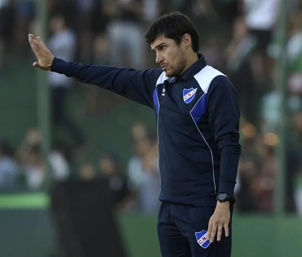 Alexander Medina acomoda a sus jugadores en Banfield-Nacional