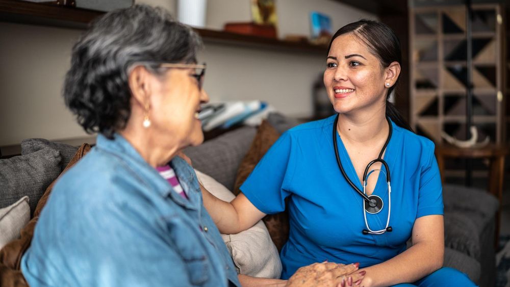Médicos, enfermeros y profesores están entre las profesiones cada vez más demandadas en varios estados de EE.UU.