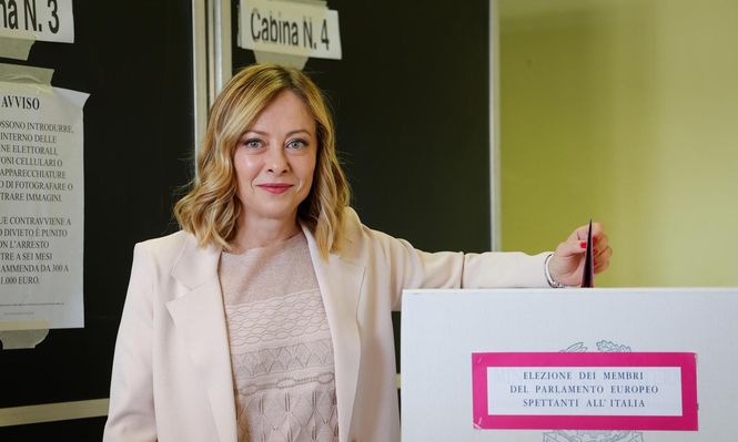La primera ministra de Italia, Giorgia Meloni, vota para las elecciones europeas en Roma