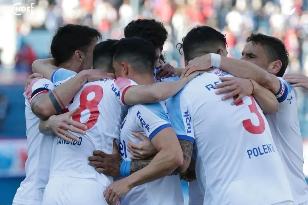 Así festejaron los futbolistas albos el triunfo en el final