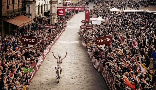 Los 50 euros mejor invertidos: la curiosa historia de la foto viral de Tadej Pogacar llegando a la meta de Strade Bianche