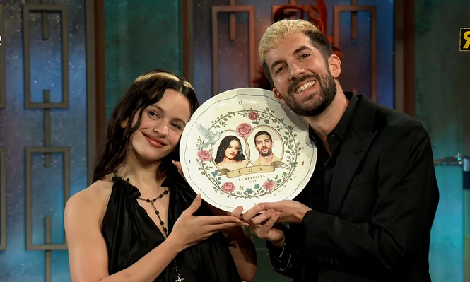 Rosalía, el fenómeno de la música española junto a David Broncano, conductor de La Revuelta.