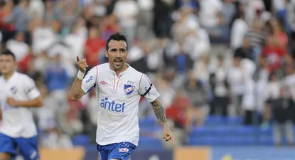 Vicente Sánchez celebra uno de sus dos goles ante Central Español, en el último partido entre ambos equipos