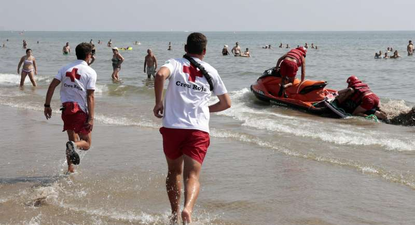 Socorristas trabajan en las playas de Valencia.