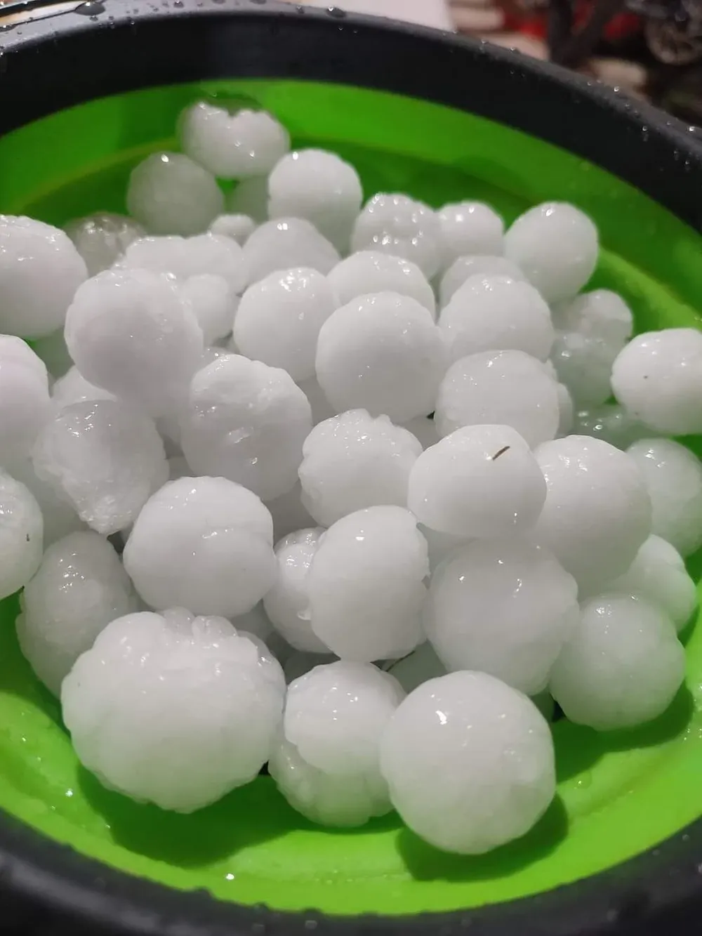 Foto de piedras de granizo tomada por un usuario tras la tormenta en Salto