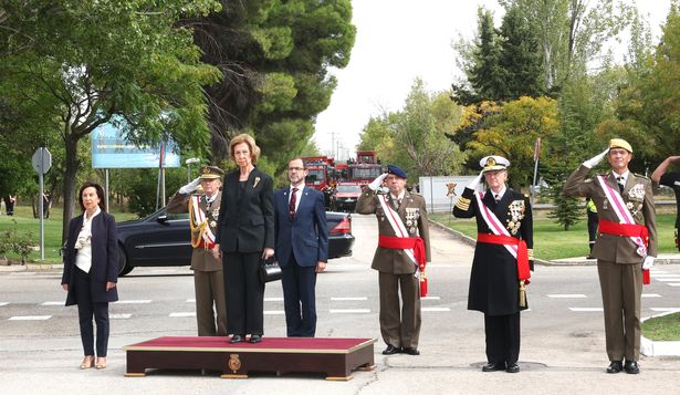 La reina Sofía y la ministra de Defensa, Margarita Robles, en un acto conmemorativo de la creación de la Unidad de Emergencias (UME)