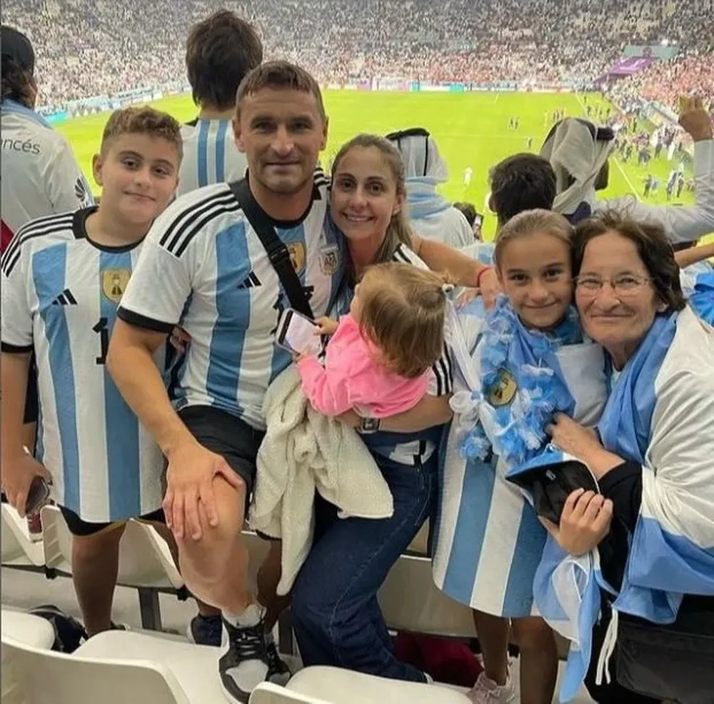 Gonzalo Bergessio y su familia en Qatar