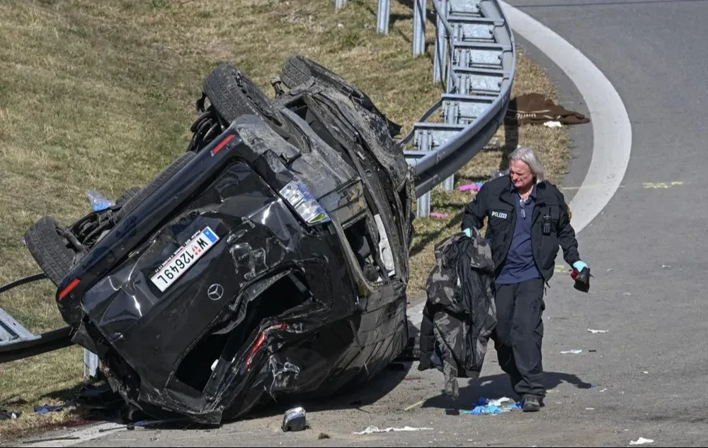 El minibús que volcó en Alemania provocando la muerte de siete personas.