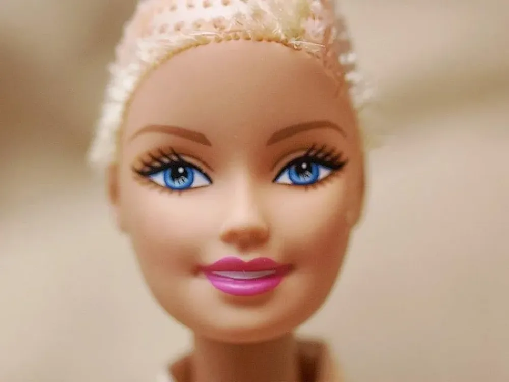 “Para los que dicen: ‘Cortale el pelo a la Barbie”, indica la leyenda de la foto subida al Facebook