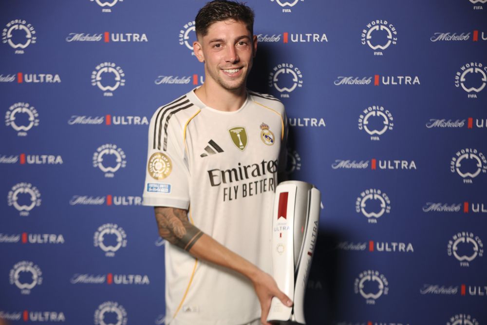 Federico Valverde con el premio MVP ante Juventus