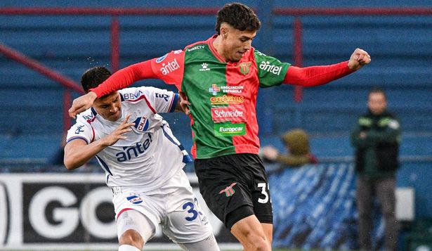 Baltasar Barcia de Boston River ante la marca de Juan Pablo Patiño de Nacional por el Torneo Clausura