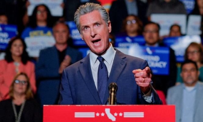 Gavin Newsom, dice estar listo para la batalla.