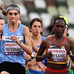 Julia Paternain y Stella Chesang