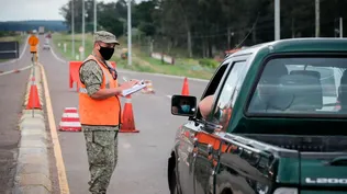 Un funcionario del Ejército uruguayo trabaja en un puesto de control vehicular en la ciudad fronteriza de Rivera