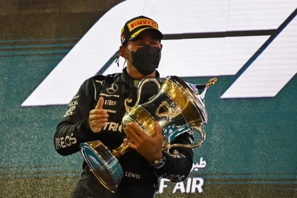 Lewis Hamilton celebró en el podio de Baréin
