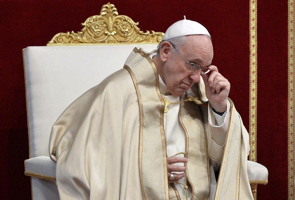 ESPECIAL-06/10/2015.- El papa Francisco durante una misa en la basílica de San Pedro, en el Vaticano, hoy, 1 de septiembre de 2015. El pontífice concedió hoy a los sacerdotes que absuelvan el pecado de aborto a quienes lo han practicado y que estén arrep