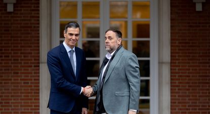 Pedro Sánchez acuerda con Junqueras una financiación de 4.700 millones para Cataluña y desata un aluvión de críticas