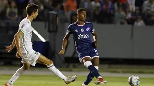 Marcos Montiel ante la marca de Álvaro Fernández en el partido jugado este sábado en Colonia
