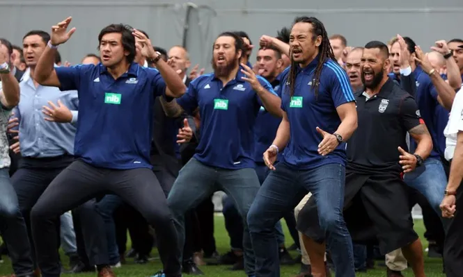 Jugadores y exjugadores de los All Blacks hicieron el haka para despedir a Lomu