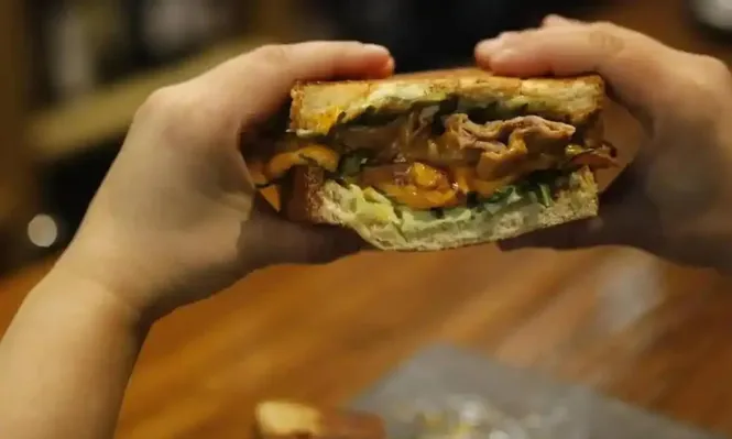 Un hombre muere atragantado mientras comía un sándwich en un bar de Valencia