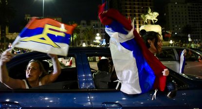 Caravana del Frente Amplio por calles de Montevideo.
