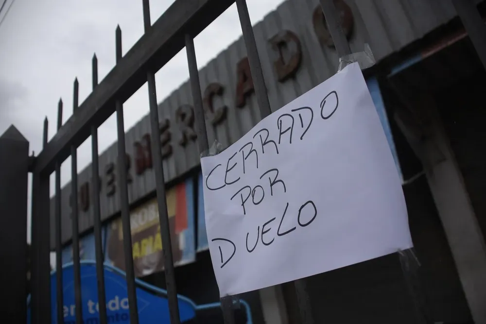 Cerrado por duelo se lee en la reja del supermercado donde Víctor fue asesinado, en Paso Carrasco