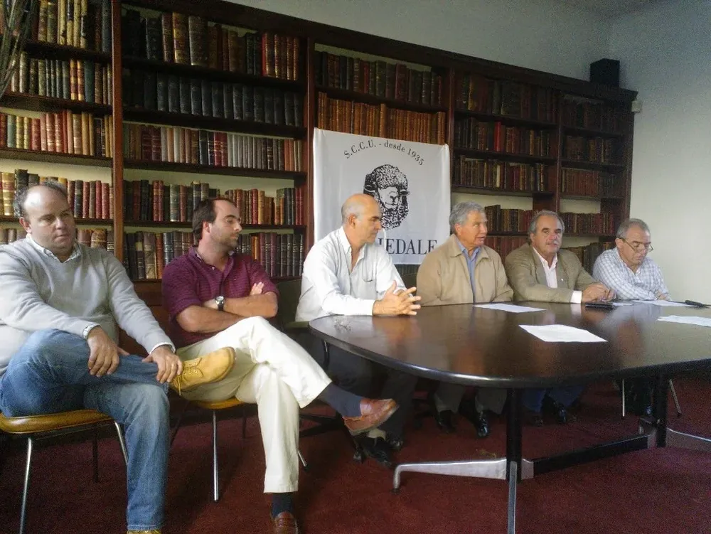 Los anfitriones de la Gira 2014 con Salvador García Pintos y el presidente de la ARU, Rubén Echeverría