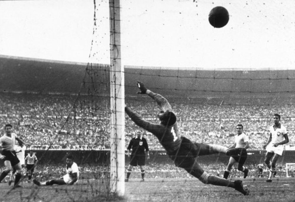 El fotón de Alfredo Testoni del 1-1 transitorio que anotó Juan Alberto Schiaffino para Uruguay ante Brasil en Maracaná 1950