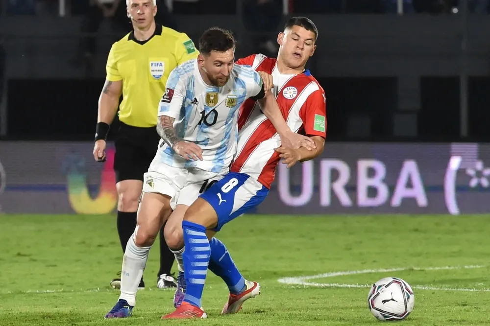 Messi elude a Richard Sánchez en un partido en el que ambos equipos solo lograron empatar